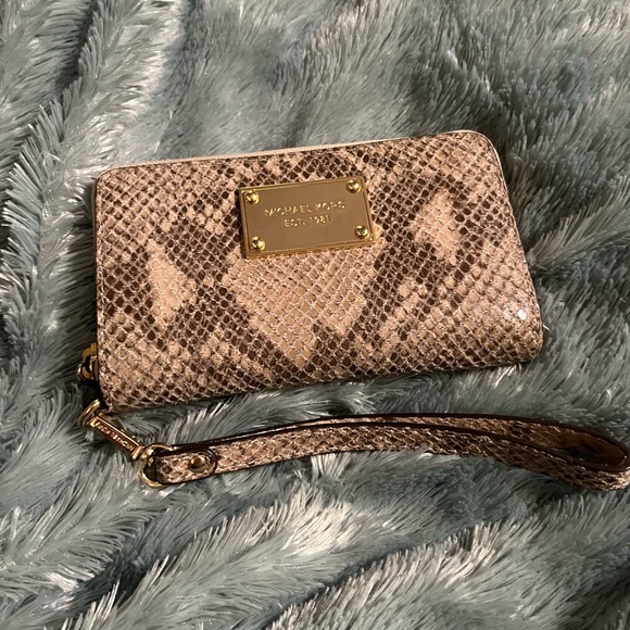 Michael Kors Handbags - Micheal Kors, Beautiful snake skin look, wallet/ wristlet